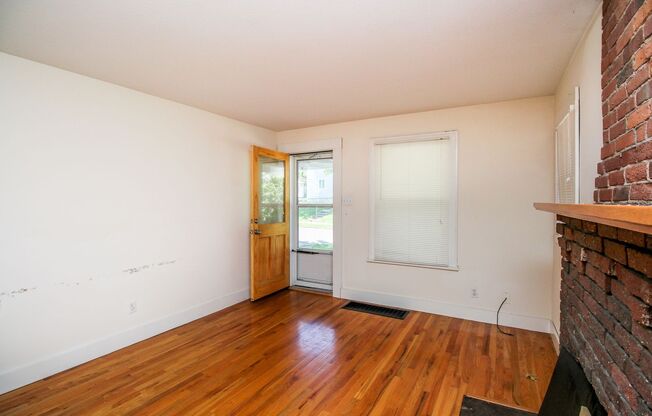 1 bed, 1 bath, $920, Unit Apt A