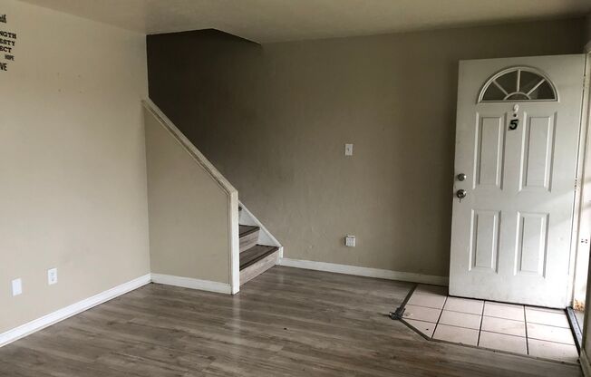 2 BED 1.5 BATH UNIT IN THE BANBURY CONDOMINIUMS!