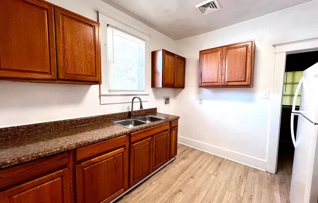 3 beds, 1 bath, $1,500, Unit UNIT # 2