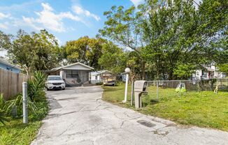 8108 - 8108 1/2 N Alaska St