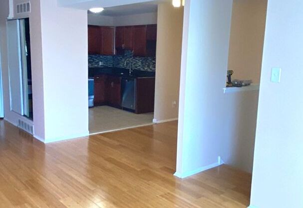 2 beds, 1 bath, 924 sqft, $1,300, Unit Unit 2