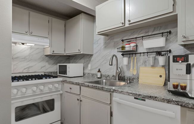 Oasis at Belmont - Beautiful Renovated Apartments
