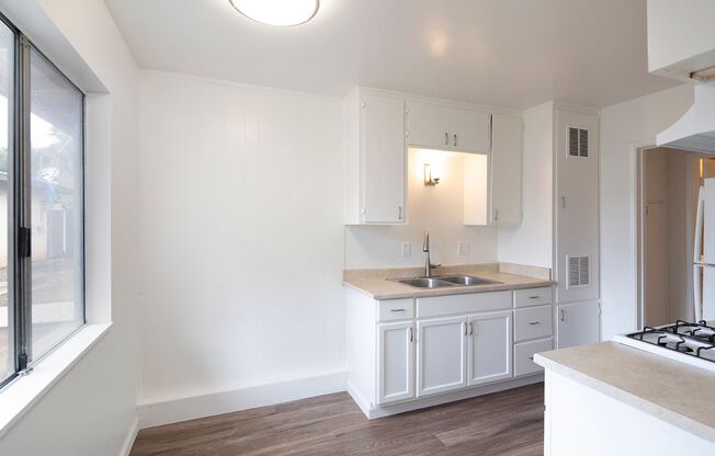 OPEN HOUSE: 11/21 3-5PM ~ 2 BR Cottage in Escondido with Parking!