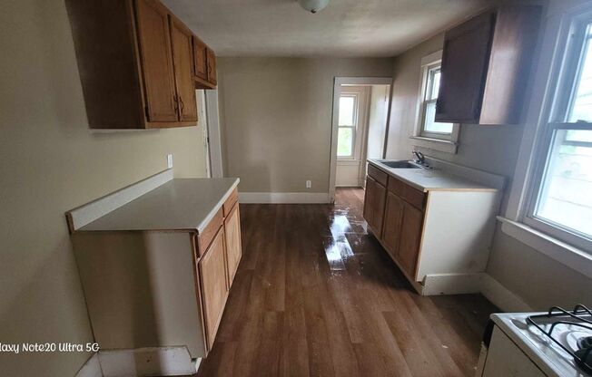 3 beds, 1 bath, $900