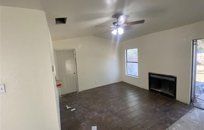 Cute 2/2 duplex with a garage