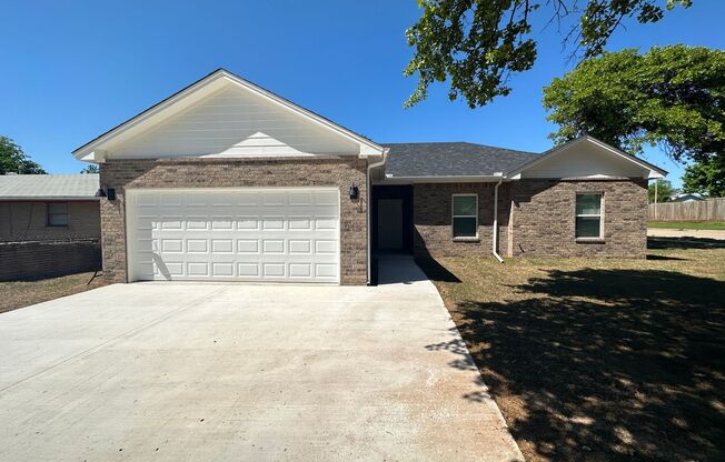 Beautiful 3Bed 1.5 Bath 2 Car Garage In Del City Schools!!!