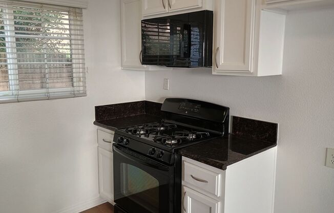 2 beds, 1 bath, 800 sqft, $2,250, Unit 320-03