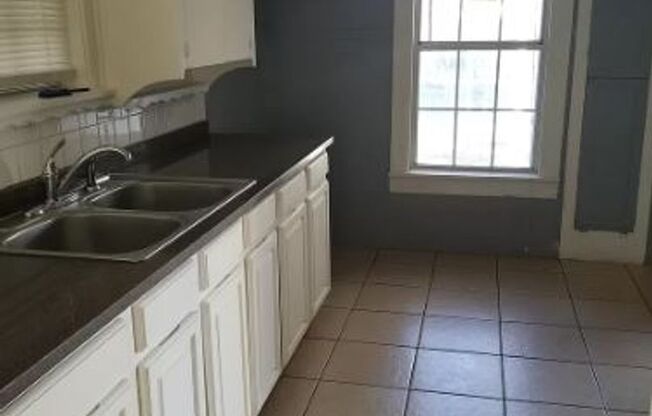 Charming 2-Bedroom Home in Prime Fort Worth Location!