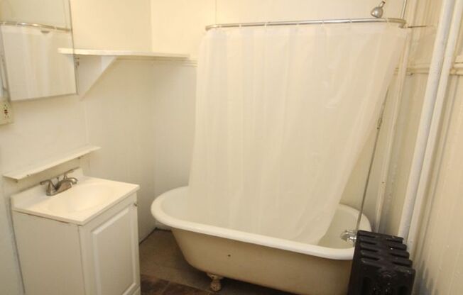 Studio, 1 bath, 10 sqft, $775, Unit 2R