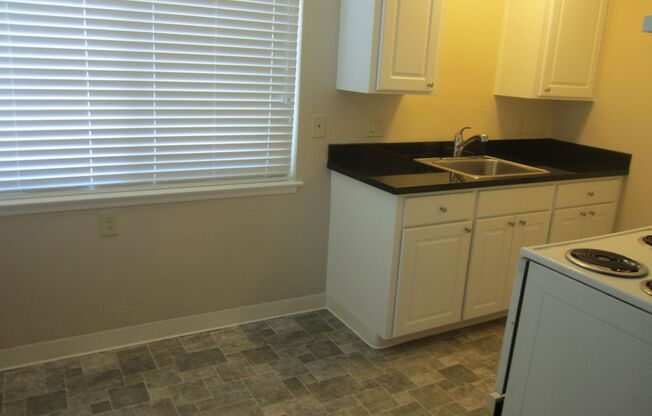 SPACIOUS 1 BEDROOM, 1 BATHROOM IN EXCELLENT SANTA CLARA LOCATION. UPSTAIRS UNIT. HARDWOOD FLOORS. MUST SEE!!!