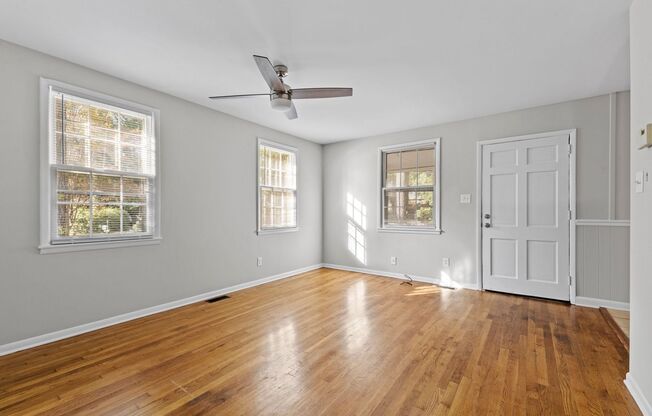 3 Bedroom Ranch near Duke Raleigh Hospital, Fenced-in Yard, Pet Friendly!