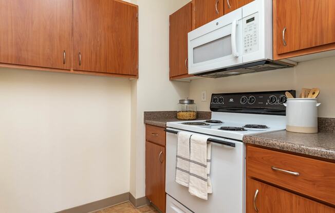 Center Pointe | Two Bedroom Kitchen