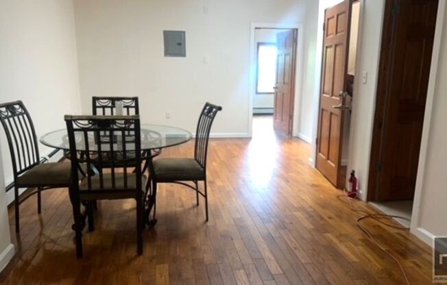 3 beds, 1 bath, $3,600, Unit 3