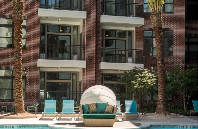 Comfortable seating near Swimming Pool | Tinsley on the Park | Luxury Apartments Houston