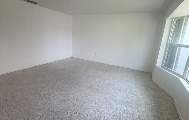 Charming 3 Bed / 2 Bath Single-Family Home in Westwood Lakes / Sunset