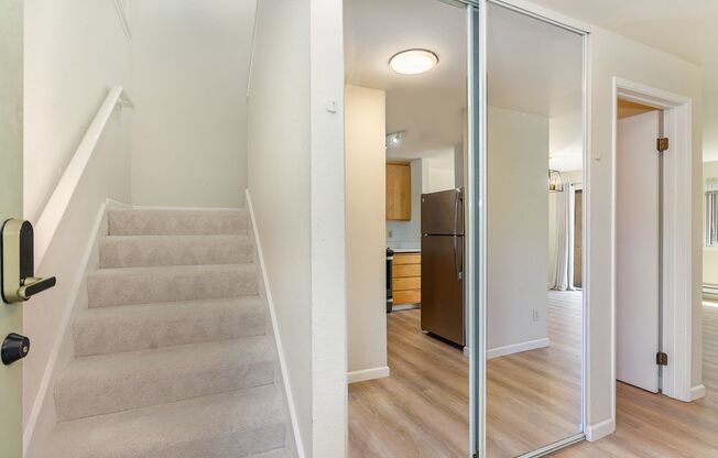 Modern 2-Bedroom Townhouse-Style Condo with Private Yard in Prime Kirkland Location