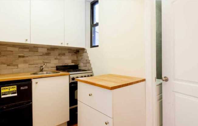 1 bed, 1 bath, $3,300, Unit 1A