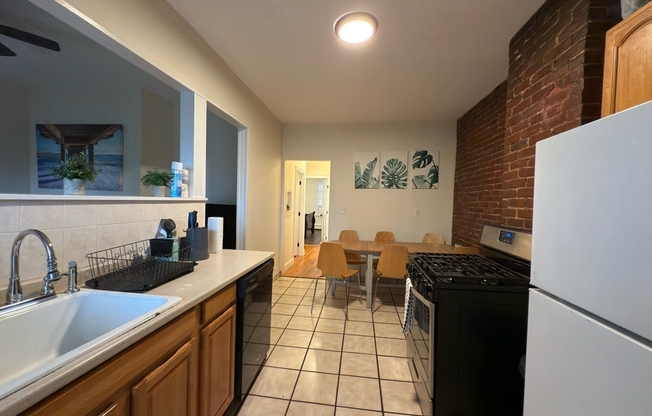 2 beds, 1 bath, 825 sqft, $2,700, Unit 2