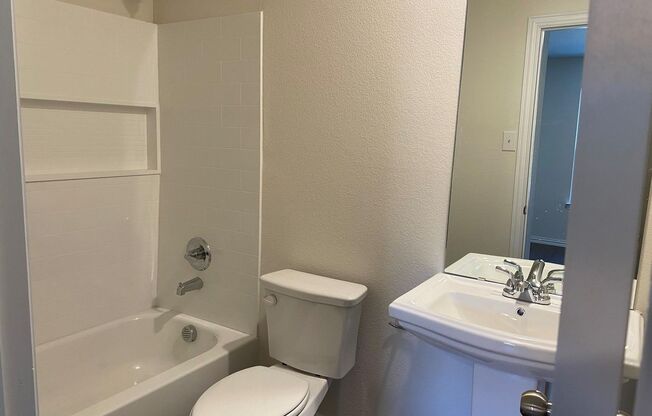 3 beds, 2 baths, 980 sqft, $1,295, Unit B