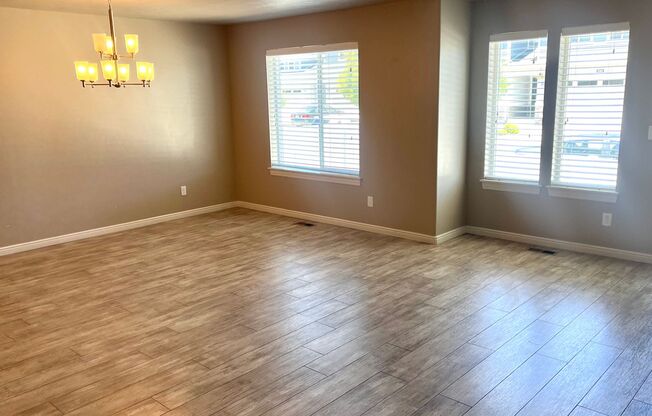 4 Bedroom/3 Bathroom Townhome in Riverton!