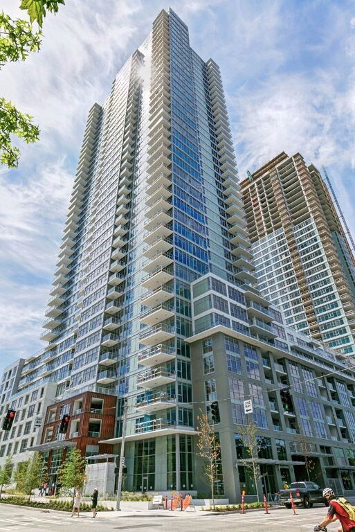 Insignia View - 2 Bedroom / 1.75 Bath w/ Oversized balcony, Storage & 2 parking spaces