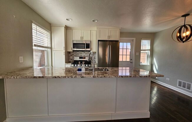 Heart of the City 1949 Charmer 2 Bed 1 Bath w/ Perks!