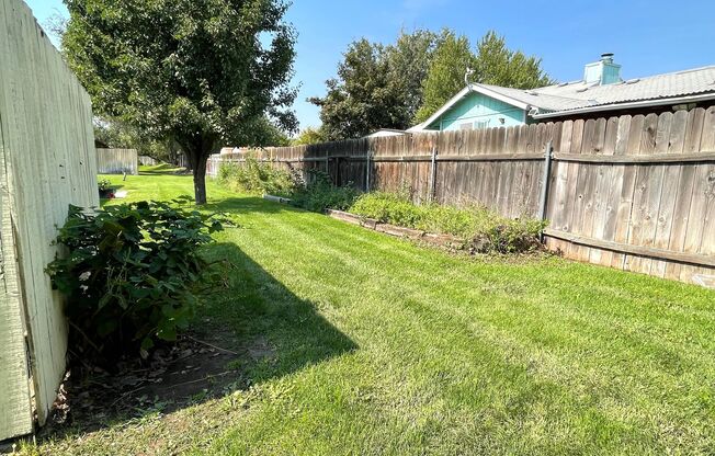 Adorable Remodeled 3 Bedroom Unit Centrally Located in Kennewick!!!