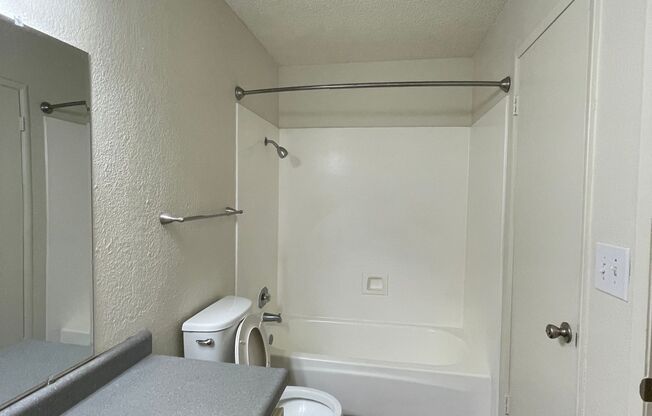 2 beds, 1 bath, 993 sqft, $1,595, Unit 13-18