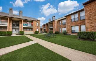 our apartments have a spacious courtyard with a picnic table