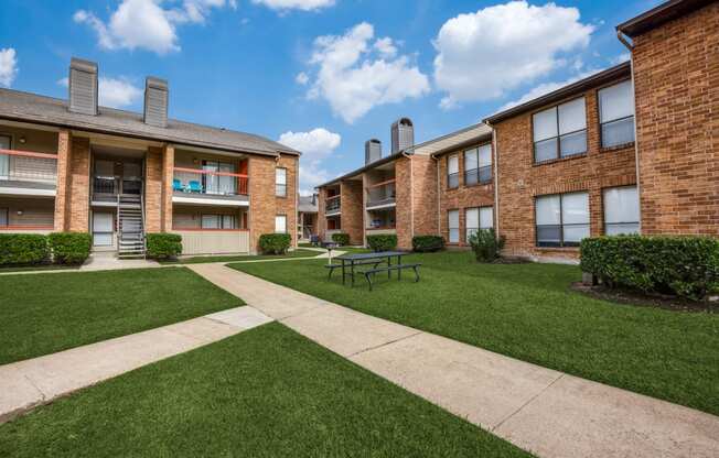 our apartments have a spacious courtyard with a picnic table