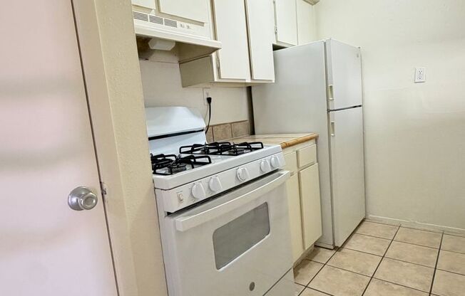 1 bed, 1 bath, 700 sqft, $1,024, Unit LAW11-215