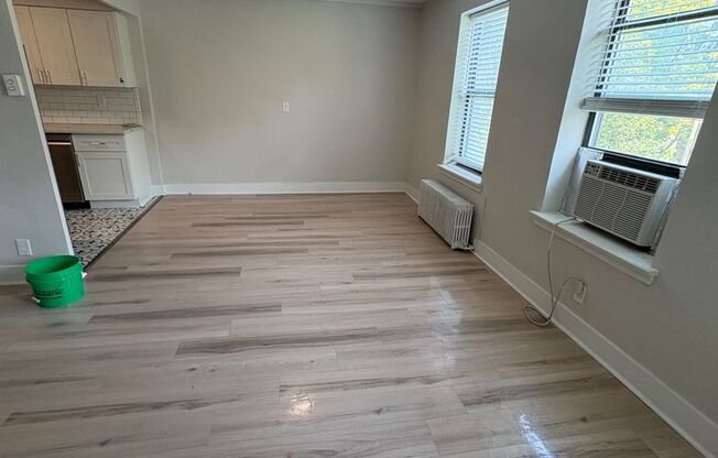 2 beds, 1 bath, 1,000 sqft, $1,295, Unit 6244 Oakland Ave #301
