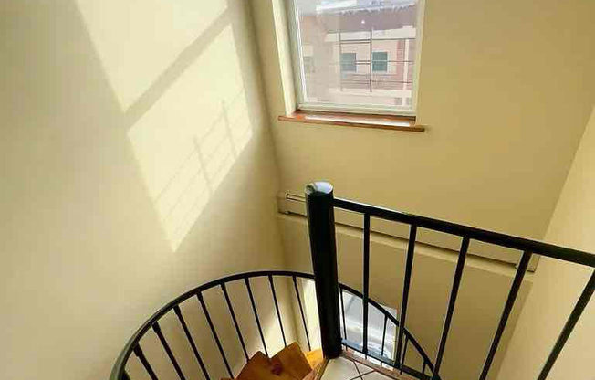 171 S BROADWAY