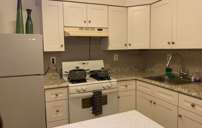 2 beds, 1 bath, $1,540, Unit 648 N 33rd St B - Whole Unit