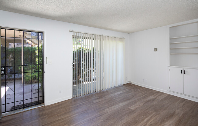 1BR in Pacific Beach with Parking, Patio, and Onsite Laundry!