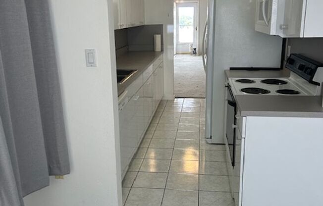 Quaint 1/1.5 condo in a great neighborhood located close to employment, beaches and shopping.