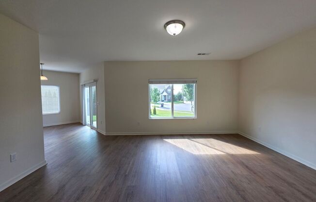 Spacious 4BR/2.5BA in Primrose Creek – Swim/Tennis Community
