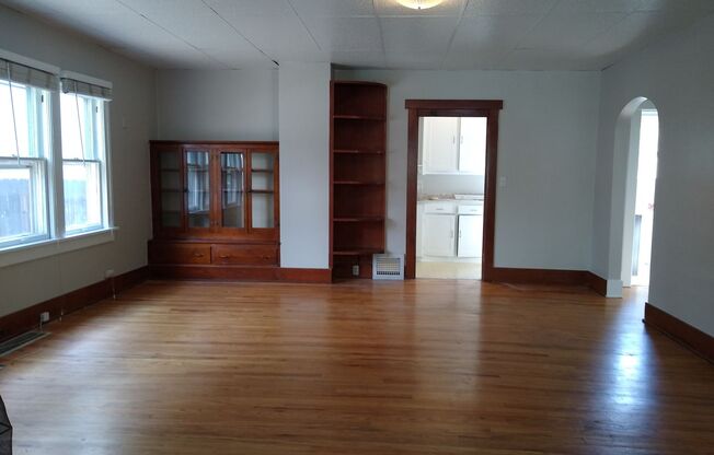 DU Charming 1920's Bungalow 2 Beds 1 Bath  Available Now