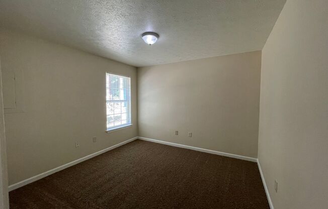 2 beds, 1 bath, $995, Unit C