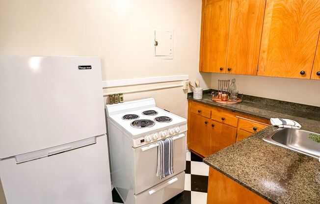 Studio, 1 bath, 365 sqft, $995, Unit 208