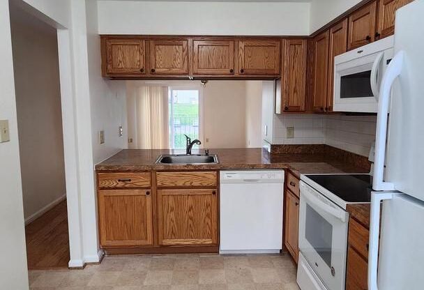Arlington Townhouse With Attached Garage!