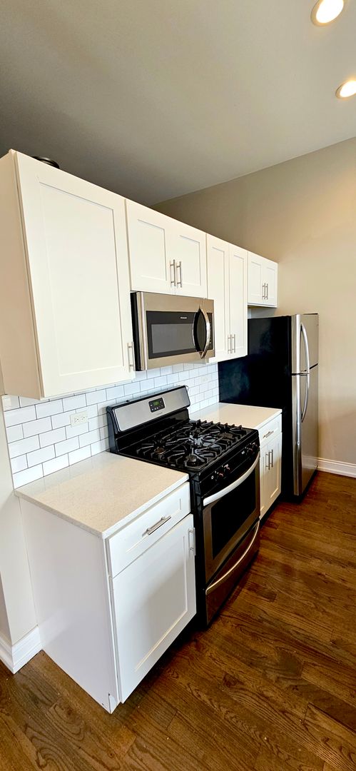 2 beds, 1 bath, 1,000 sqft, $1,625, Unit 2622 W. Cermak - Unit 3F