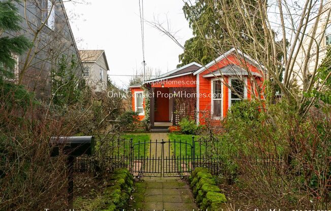 Quaint SE Portland Bungalow – Includes Fenced Yard!