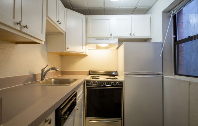 Great Studio in the Heart of NW Ready Now!
