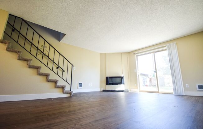 Spacious 2 bedroom 1.5 bath Town house Apartment!