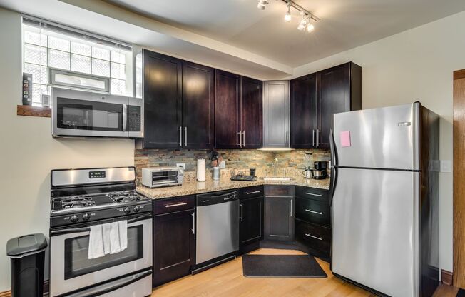 Bucktown: Fully furnished gorgeous 3 Bed, 2 Bath Condo