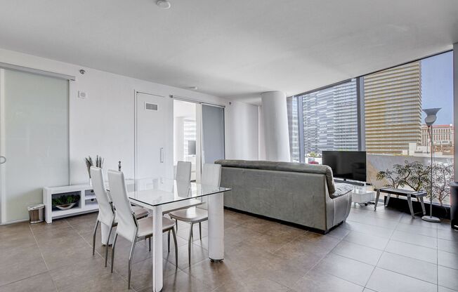 2 beds, 2 baths, $4,400, Unit # 802