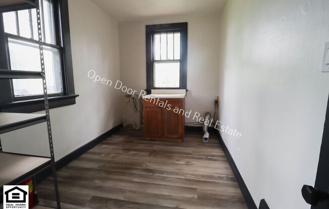 1 bed, 1 bath, 890 sqft, $950, Unit 2418 Crescent Ave - Unit 1