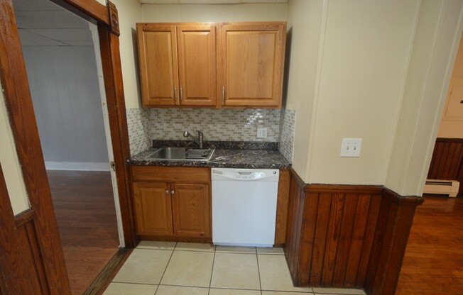 3 beds, 1 bath, 875 sqft, $1,675, Unit L3