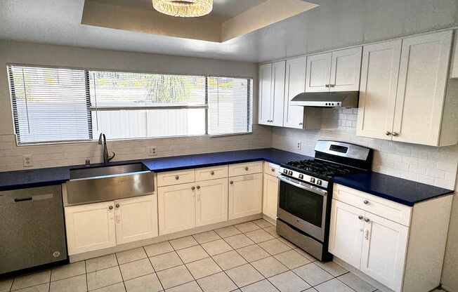 <<< spacious mast bedroom, pool, new kitchen, attached garage >>>